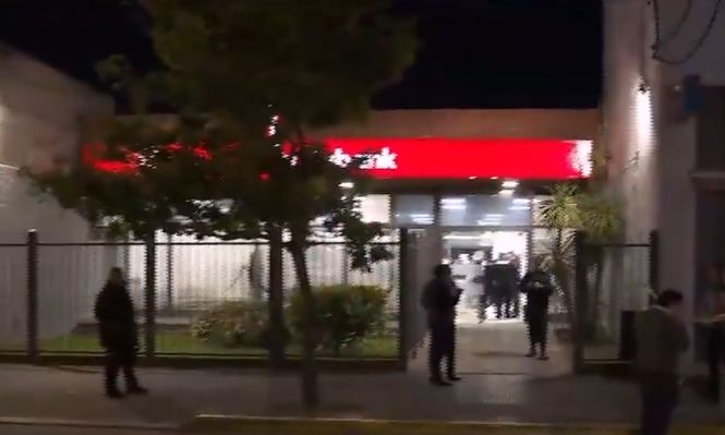 Delincuentes asaltaron una sucursal de Scotiabank en Montevideo: llegaron en una camioneta escoltados por motos y con armas largas