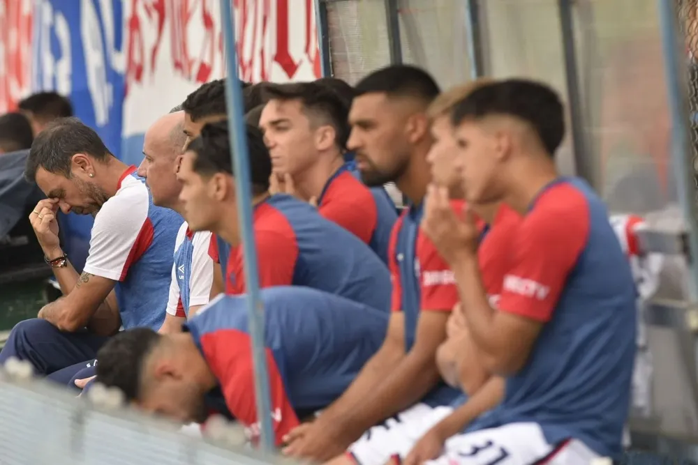 El Chino Recoba pensativo en el banco