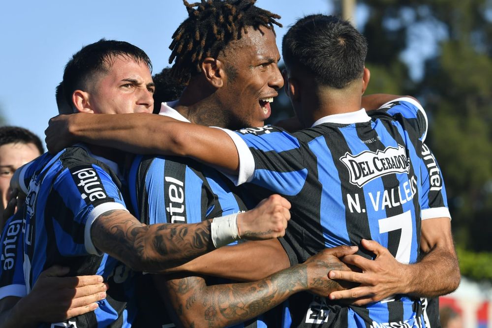 Abel Hernández celebra el gol del empate 1-1