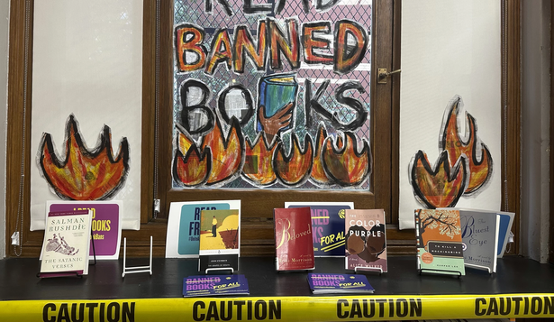 Libros prohibidos exhibidos en una biblioteca de Nueva York