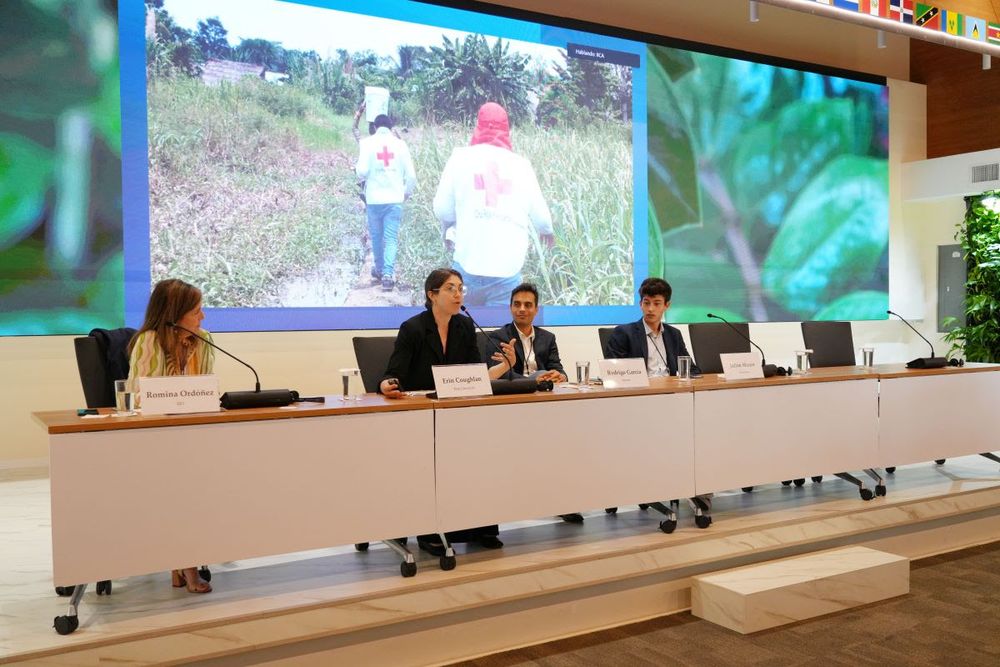 Romina Ord&oacute;&ntilde;ez, Especialista Senior en Desarrollo Rural del BID; Erin Coughlan de P&eacute;rez, profesora e investigadora de Tufts University; Rodrigo Garc&iacute;a, CEO de la agtech Suyana; y Juli&aacute;n Mauro de la agtech Autoplants.