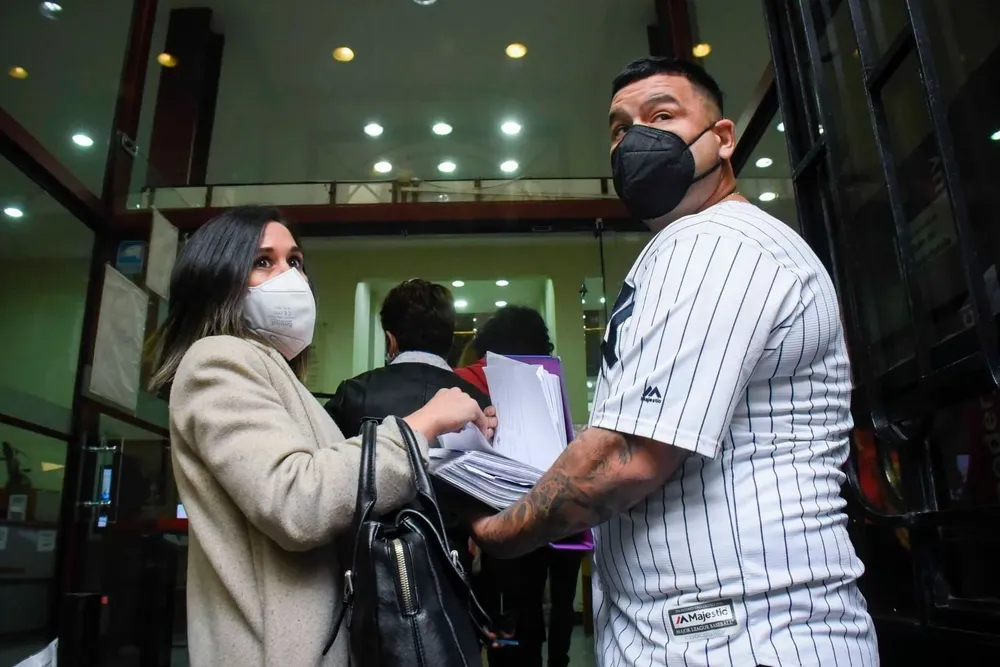 Gustavo Serafini y su abogada Kerstin Jourdan ingresan al juzgado