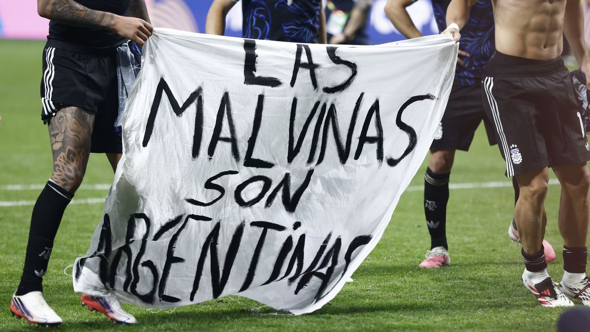 "Las Malvinas son Argentinas", la bandera con la que festejaron los jugadores de Argentina tras eliminar a Inglaterra del Mundial 2026