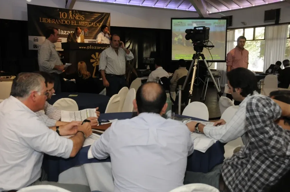 El remate se desarrolla en el Carrasco Yatch Club