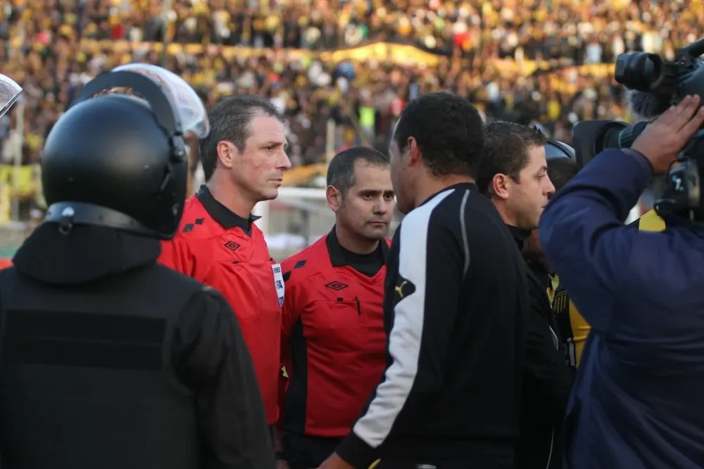 Los aurinegros protestan al finalizar el encuentro