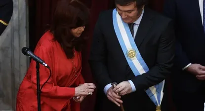 Momento en el que Milei muestra un detalle de su bastón presidencial a Cristina