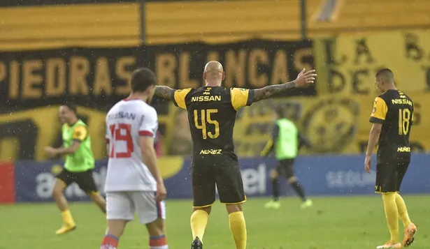 Festejo aurinegro en el Campeó del Siglo