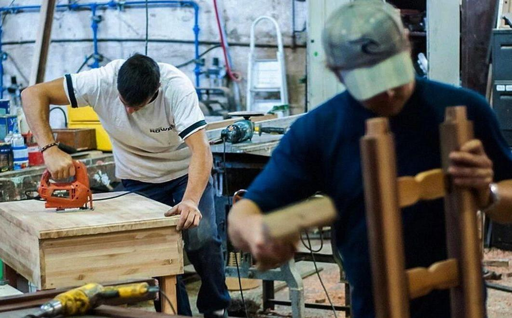 Trabajadores de una carpintería.