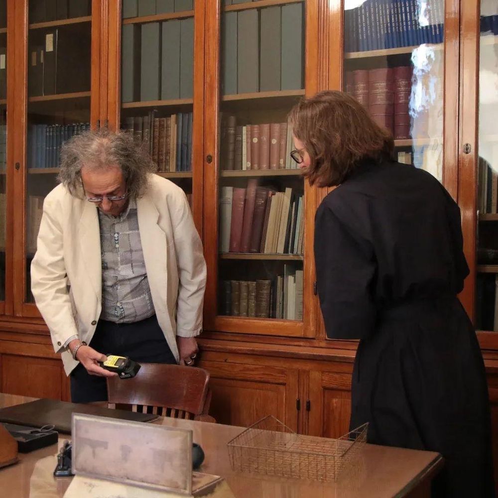 Marc Ammerich mide el respaldo de la silla de la oficina de Marie Curie en busca de rastros radiactivos dejados por las manos de la científica.