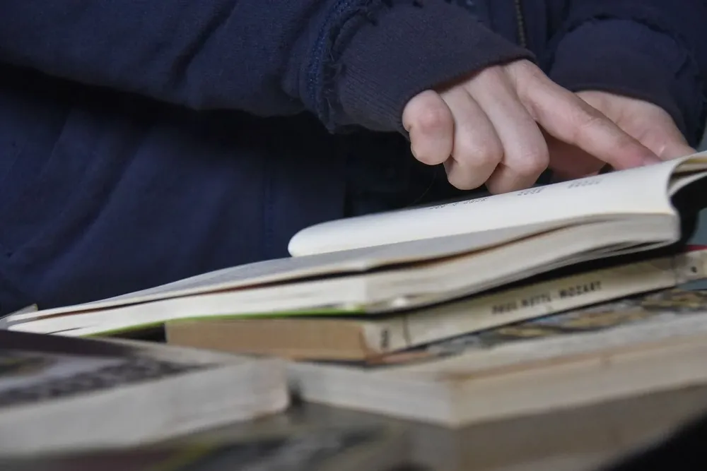 Lectura de libros en una biblioteca