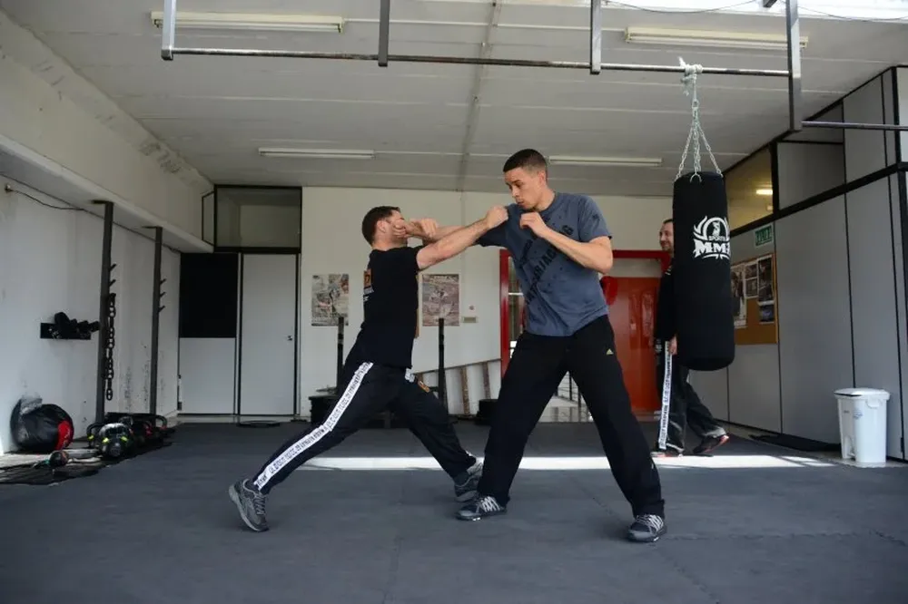 Una clase de defensa personal en la organización Krav Maga Global