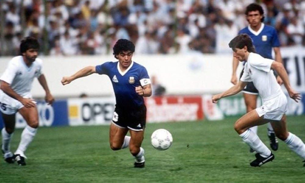 Eliseo Rivero y Eduardo Acevedo, de la selección uruguaya, van a la marca de Diego Maradona, de Argentina, en el Mundial de México 1986