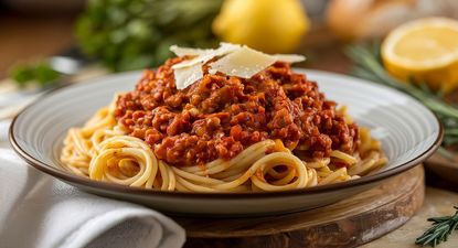 Prueba agregarle lentejas o garbanzos a la salsa bolognesa.