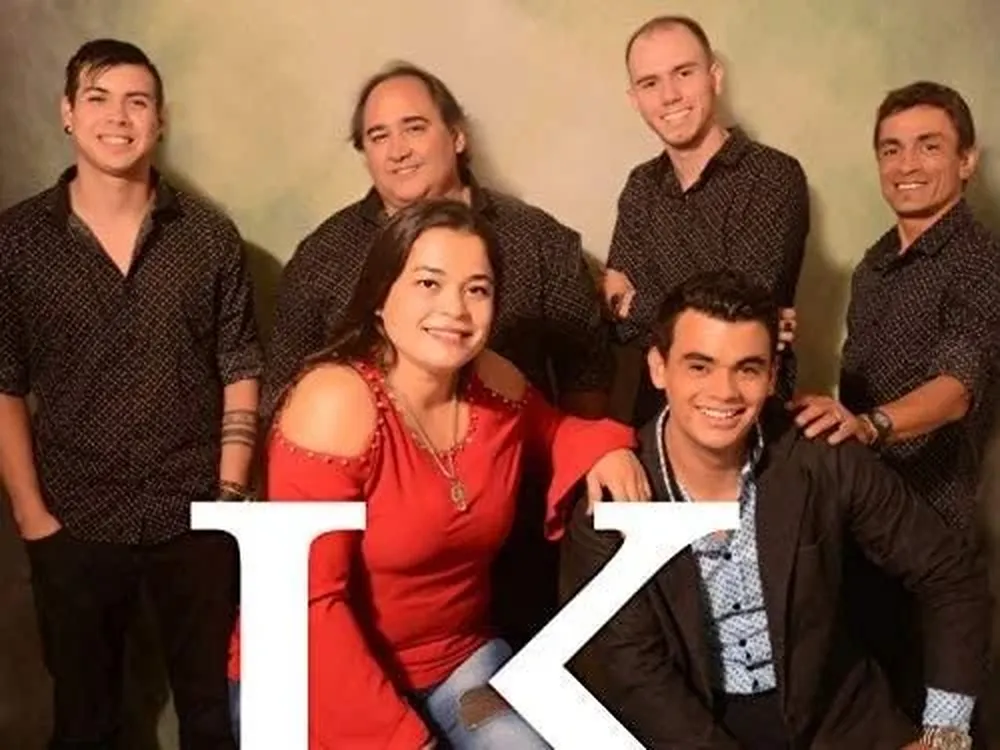 La banda tiene seis integrantes.