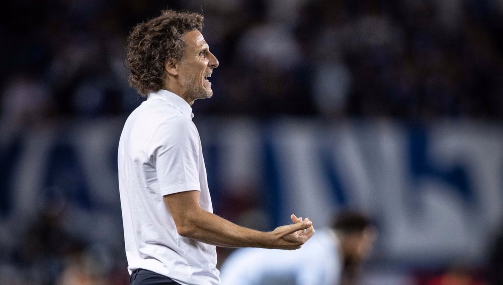 Diego Forlán en su debut como entrenador de la selección uruguaya ante Japón&nbsp;