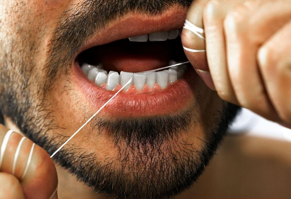 Si te cepillas los dientes sólo una vez al día, asegúrate de usar hilo dental también.
