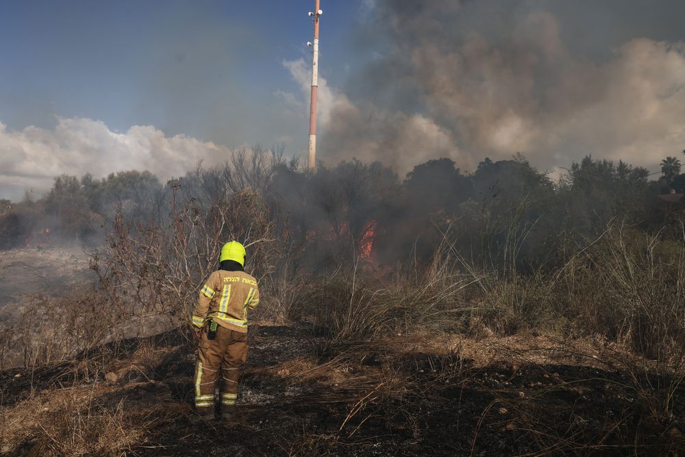 Un socorrista apaga un incendio en un campo abierto en Lod, cerca de Tel Aviv, supuestamente causado por un misil disparado desde Yemen el 15 de septiembre de 2024.