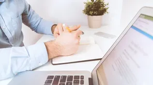 Por qué no es imprescindible que persiga la felicidad en el trabajo