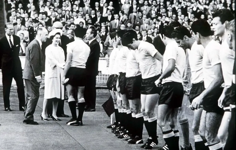 El capitán Horacio Troche presenta el seleccionado celeste a la reina Isabel II el 11 de julio de 1966 en Wembley, en la apertura de la Copa del Mundo de Inglaterra. El resultado final fue Inglaterra 0-Uruguay 0.