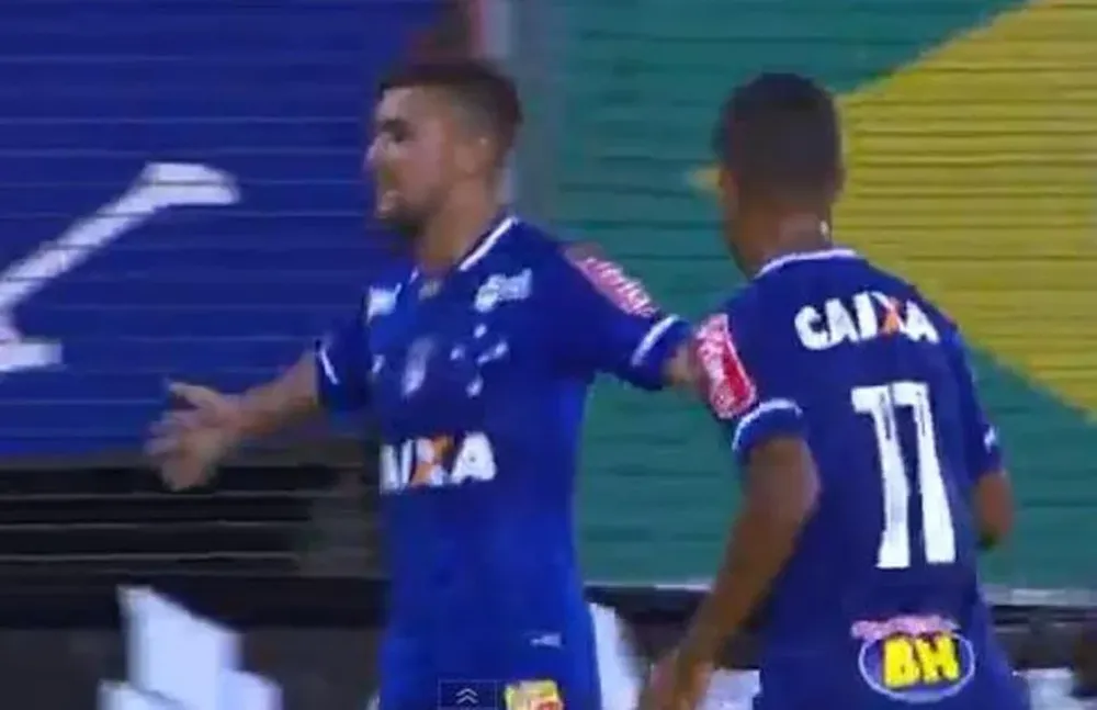 De Arrascaeta festeja su gol para Cruzeiro