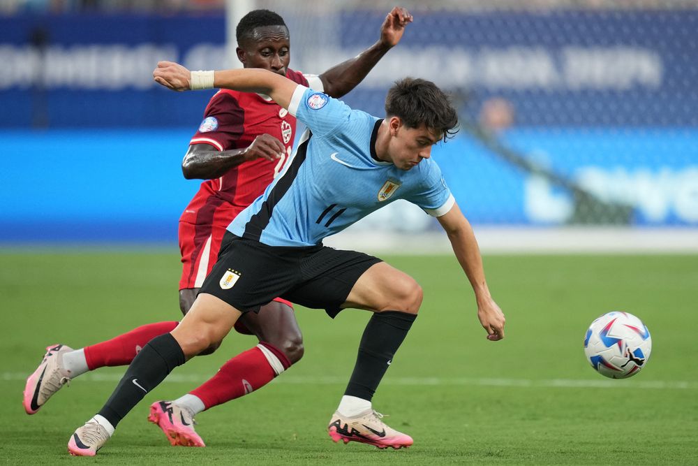 Facundo Pellistri de la selección de Uruguay ante Richie Laryea de Canadá