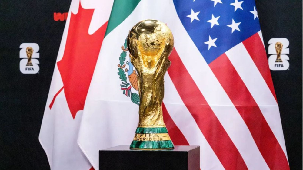 La Copa del Mundo con las banderas de los anfitriones, Estados Unidos, México y Canadá.