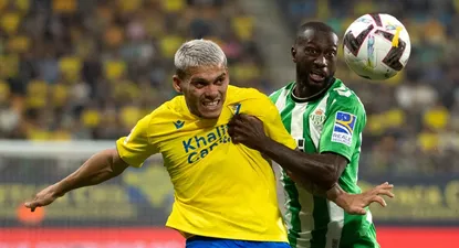 Ocampo marcado por Youssouf Sabaly