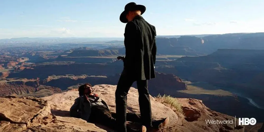 El actor Ed Harris, de espaldas en una escena de Westworld