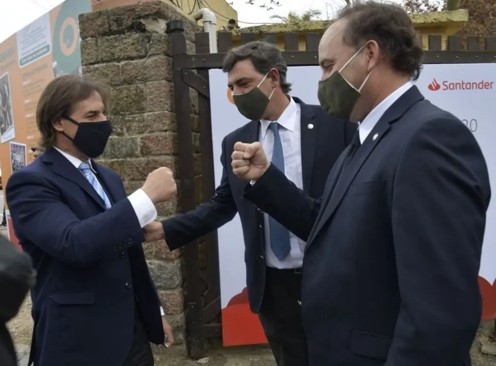 Gonzalo Valdés Requena y Rafael Ferber reciben a Luis Lacalle Pou en la Expo Prado 2020.