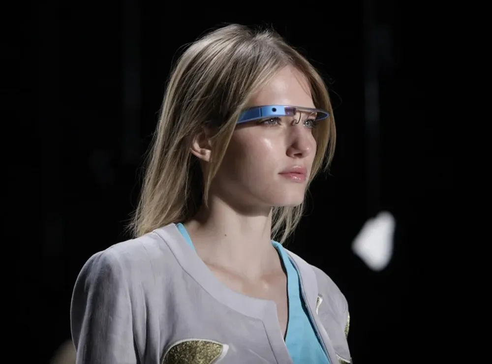 Una modelo luce los lentes de Google en el desfile de la colección primavera 2013 de la diseñadora Diane von Furstenberg, durante la Semana de la Moda en Nueva York, el domingo 9 de setiembre