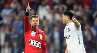 Gustavo Tejera y Maximiliano Gómez en el partido entre Nacional y Torque