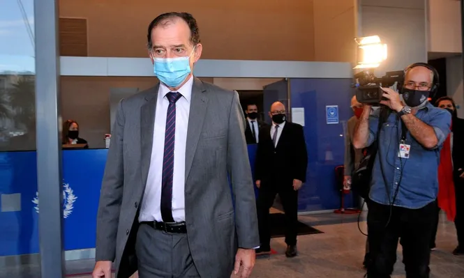 Guido Manini Ríos saliendo de la Torre Ejecutiva, luego de reunirse con el presidente, junto con líderes de la coalición