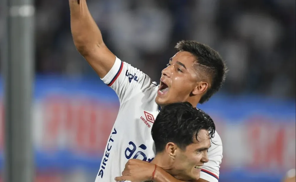 Lozano festeja el gol de Nacional que anotó Bentancourt