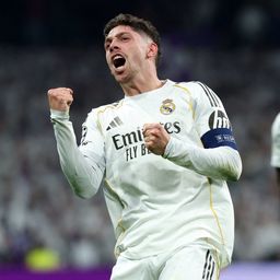 Federico Valverde celebra el primero de sus goles para Real Madrid ante Manchester City por Champions League