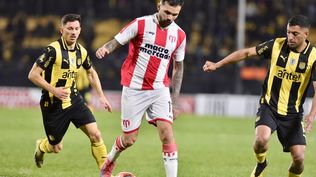 Maximiliano Silvera y Maximiliano Olivera juntos en Peñarol, marcando a Nicolás Schiappacasse