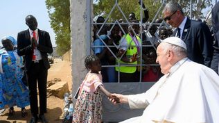 El Papa saluda a una niña en el sur de Sudán, África.