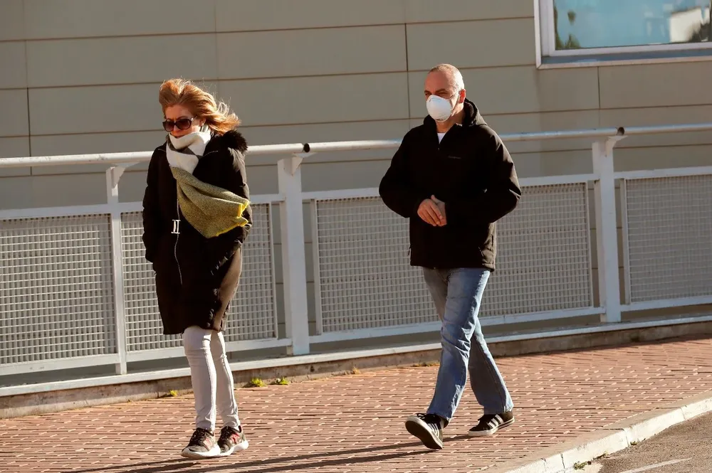 Dos ciudadanos con mascarillas llegan al Hospital Universitario de la localidad madrileña de Torrejón de Ardoz