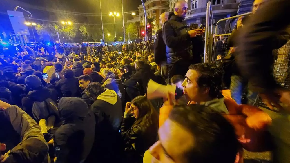 Luis Alvise Pérez se dirige a la multitud sentada frente al Congreso en noviembre de 2023