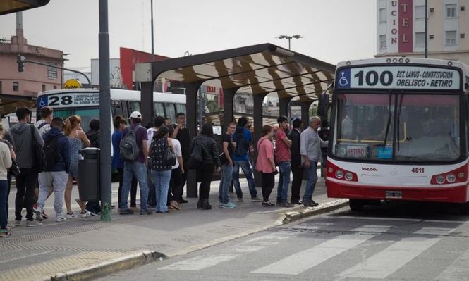 Paro hoy: las líneas de colectivos que funcionan con demoras y cronograma de feriado