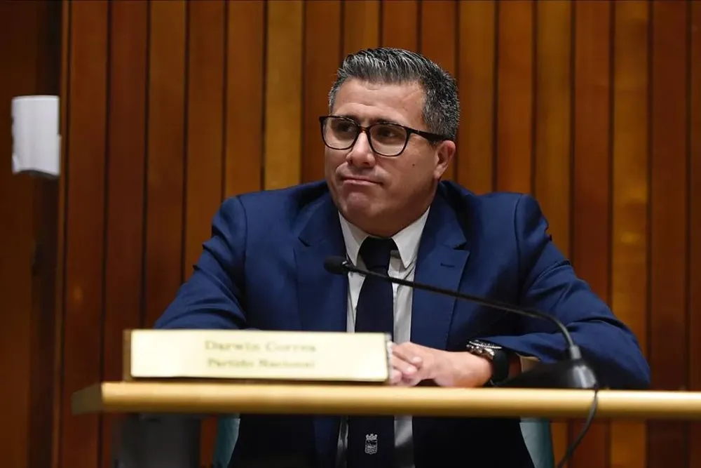 Un mes después de atacar al edil, Correa presentó su renuncia a la Junta de Maldonao y suplió a Rodrigo Blás en la Cámara de Diputados