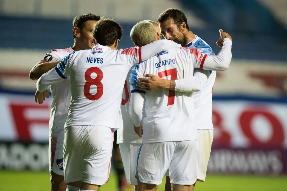 Festejo de un gol de Ocampo