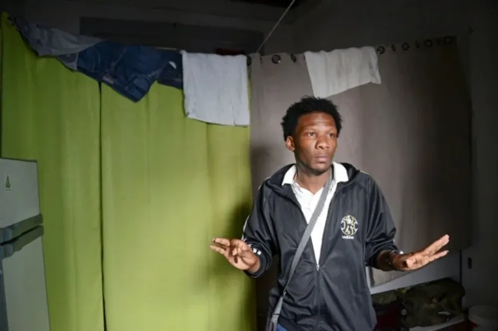 Miguel escuchó promesas de grandes posibilidades de progreso en Uruguay, consiguió trabajo como guardia de seguridad en el puerto pero está decepcionado de Uruguay