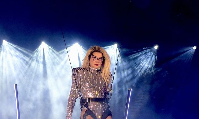 Xuxa interpretando a Lady Gaga
