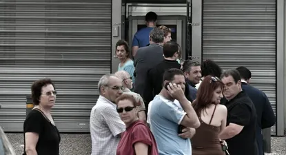 El gobierno limitó la extracción en cajeros a € 60 diarios. Desde el domingo se registran largas filas en los cajeros de Atenas