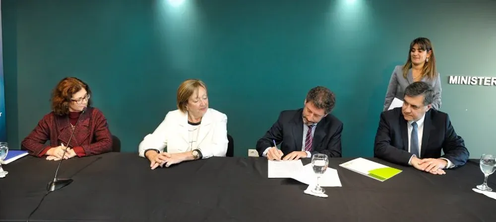 Rosita Ángelo, directora de Educación; María Julia Muñoz, ministra de Educación