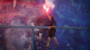 Los hinchas de Nacional encienden bengalas y se suben al tejido minutos antes del inicio del partido