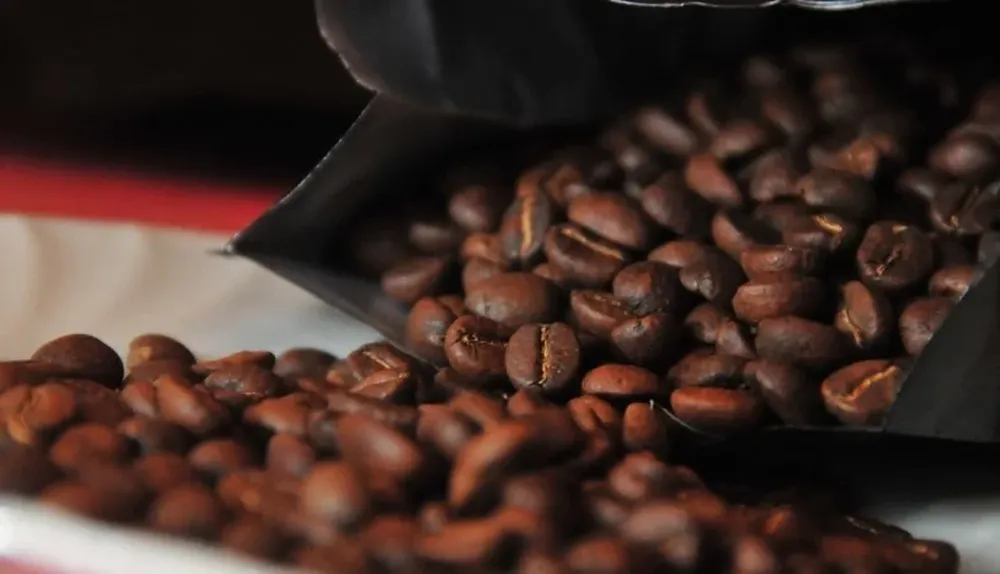 El café arábico tostado sin azúcar es más claro que el glaseado