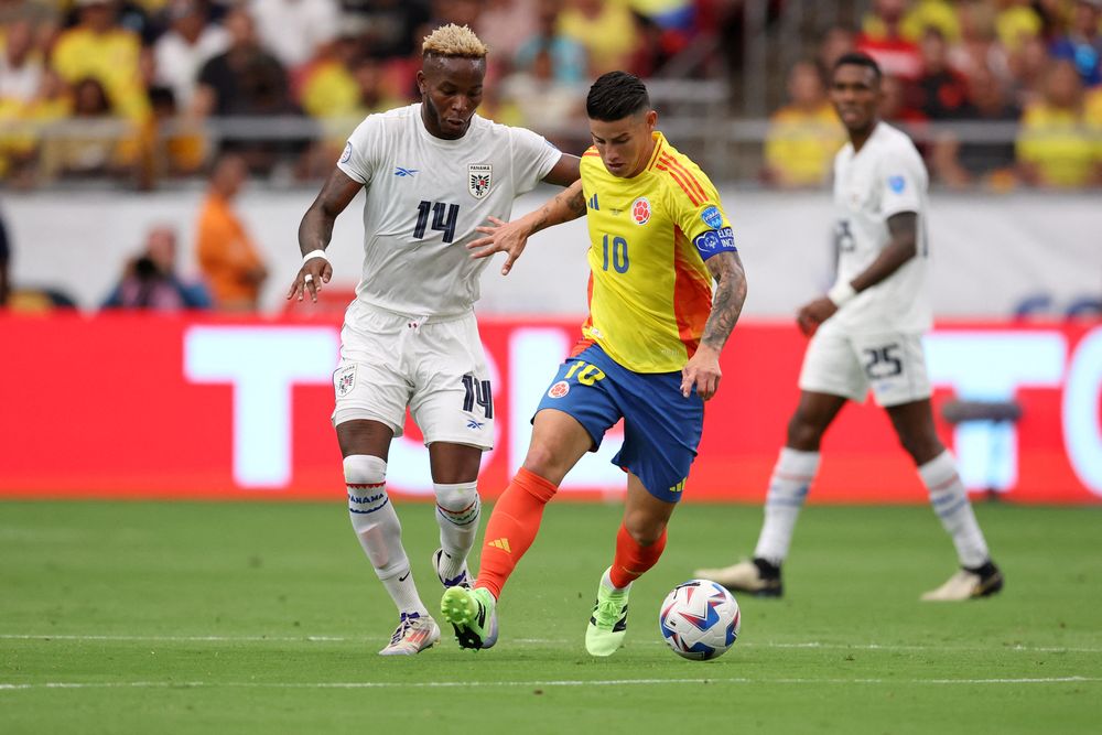 Jovani Welch de Panamá y James Rodriguez de Colombia