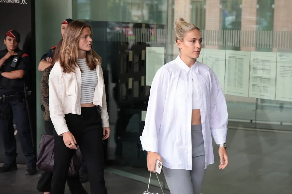 Las jugadoras de la selección Alexia Putellas e Irene Paredes, a su llegada para declarar en el juzgado.