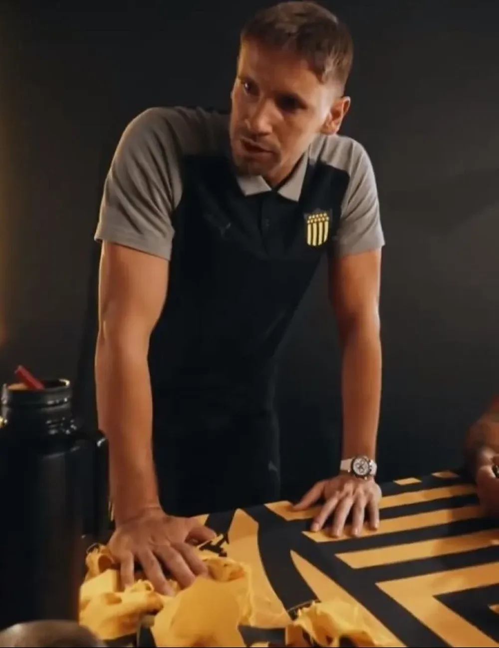 Gastón Ramírez en el video de la presentación de la nueva camiseta de Peñarol